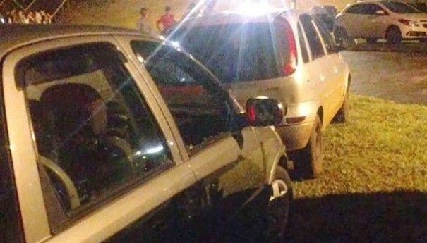 Policiais quebram vidro de carro para retirar criana trancada pelos pais durante rodeio