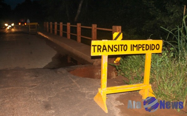 Ponte sobre Crrego Barreiro, em Salmouro, est interditada por ter sido danificada pelas chuvas
