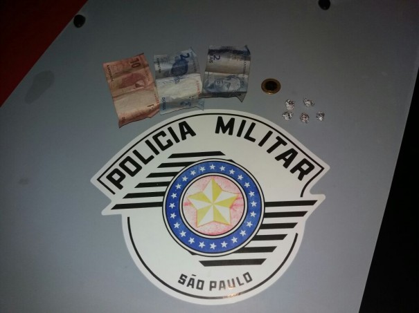 Polcia Militar prende dois por trfico e dois por porte de droga na Vila Esperana