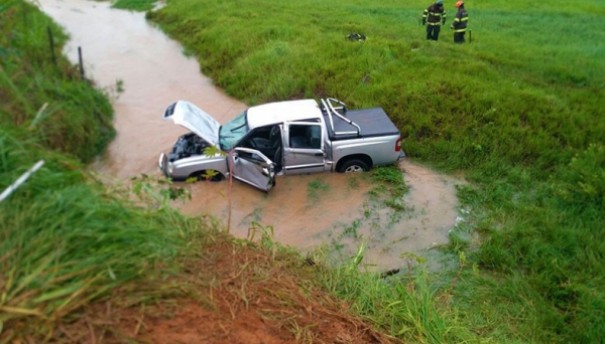 Motorista morre aps capotar caminhonete em estrada vicinal e cair em crrego