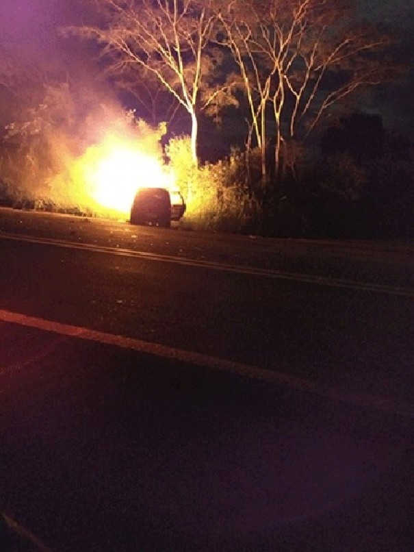 Dois carros se envolvem em coliso perto de Junqueirpolis; um deles pega fogo