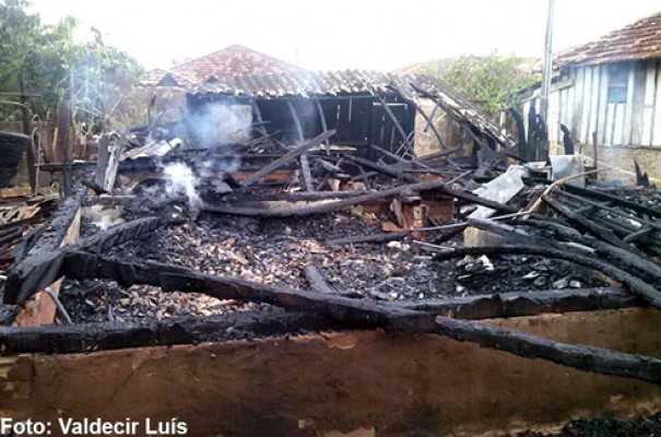 Incndio destri residncia no centro de Bastos e dois ces morrem carbonizados 