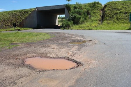 Rotatória no trevo da SP-294 à cidade volta a apresentar problemas 