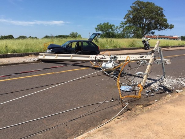 Motorista perde controle de ve�culo e derruba postes em Presidente Prudente