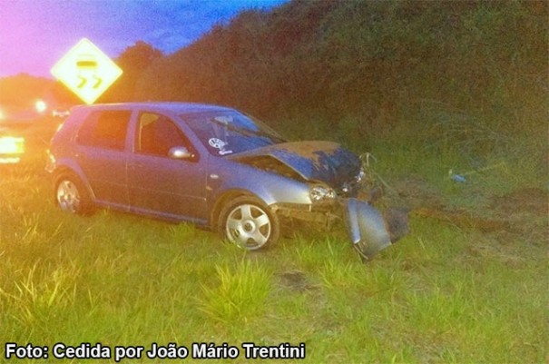 Motorista fica ferido ap�s Golf de Hercul�ndia colidir contra barranco na SP-294