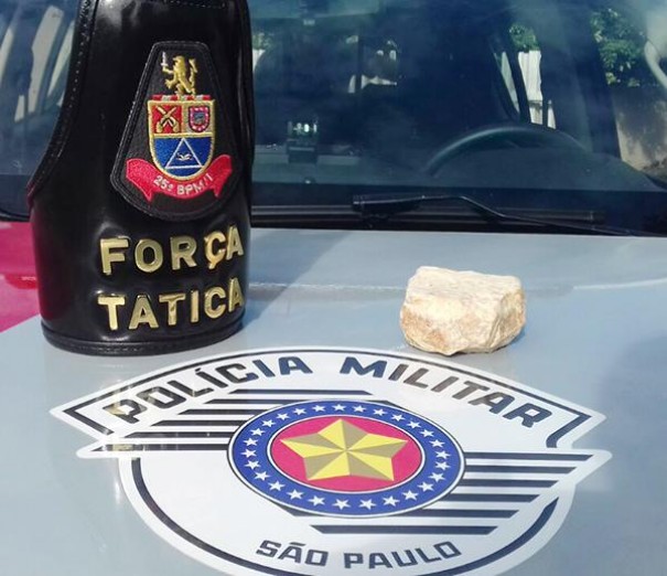 Fora Ttica flagra adolescente de 17 anos com tijolo de crack durante operao 