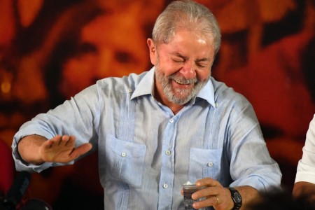 Juiz do DF determina apreensão do passaporte e proíbe Lula de deixar o país