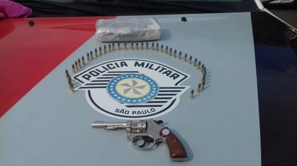 Fora Ttica da PM apreende drogas e arma de fogo com passageira de nibus na SP-294