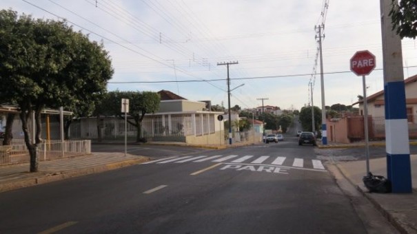 Mudana em sinalizao de 'PARE' no centro da cidade gera polmica nas redes sociais