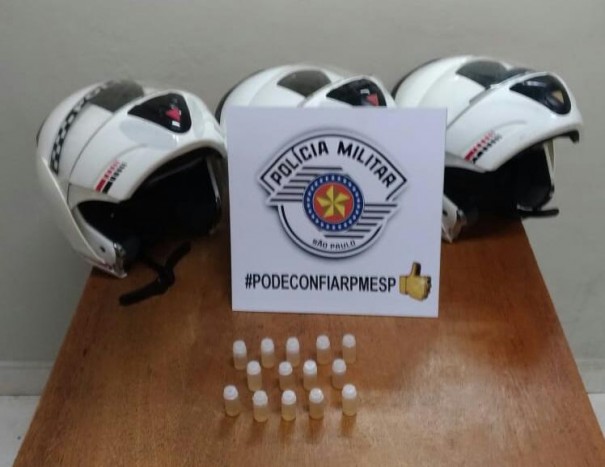 Polcia Militar de OC apreende frascos com Lana Perfume na Rua FEB