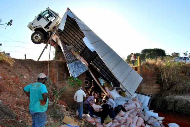 Ponte cede e provoca grave acidente em estrada rural de Osvaldo Cruz