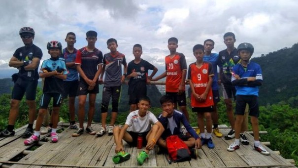 Tailndia: 12 meninos e treinador so tirados da caverna, diz Marinha local