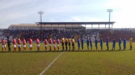 Inter marca no início, segura pressão com um homem a menos, vence Osvaldo Cruz e se isola na liderança