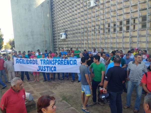 Protesto rene cerca de 150 ex-funcionrios de usina em frente ao Frum de Junqueirpolis