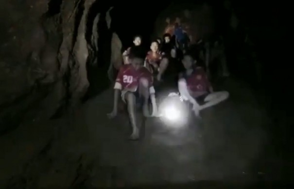 Mesmo aps serem localizados, meninos podem ficar meses presos em caverna na Tailndia, diz Marinha