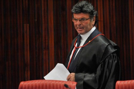 Ministro do STF suspende todas as ações contra tabela de frete no país