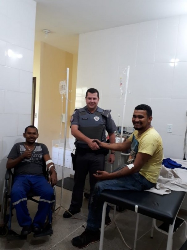 PM salva homens que passaram mal enquanto trabalhavam em tanque de piche em Paulicia