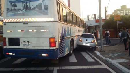 Ônibus da Prefeitura de Osvaldo Cruz se envolve em acidente no centro de Marília