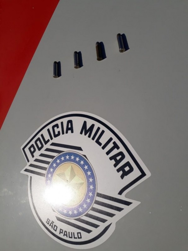 PM encontra munies com usurio de droga no lvaro Campoy