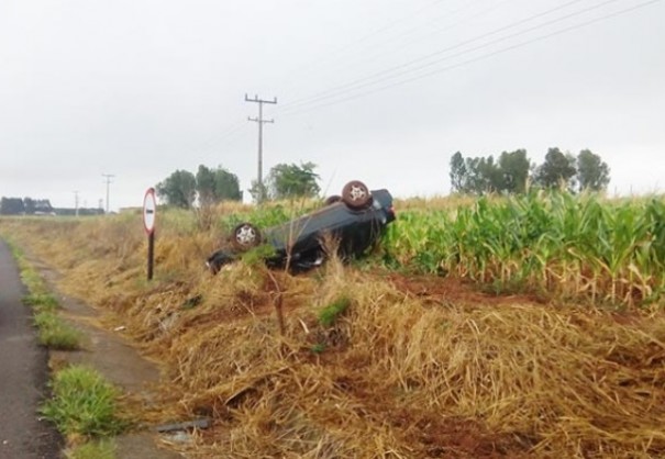 Ve�culo com dois ocupantes capota na SP-294 em Iacri