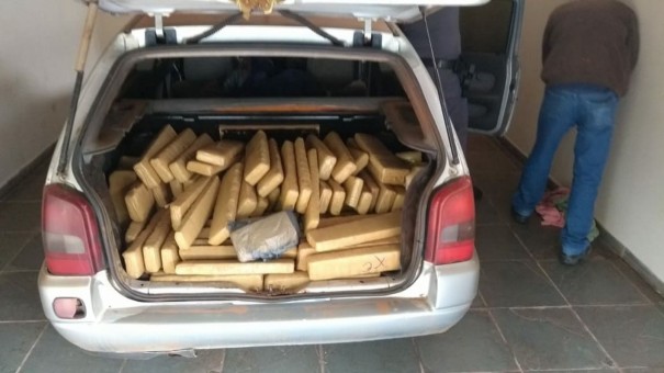 Homem abandona carro com quase 280 quilos de maconha em motel em Regente Feij� e foge a p�