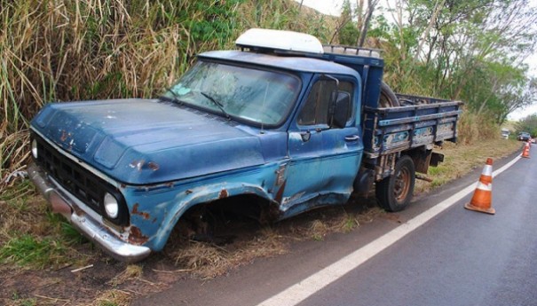 Eixo de caminhonete quebra e pneu desprende, atingindo outro ve�culo na SP-294