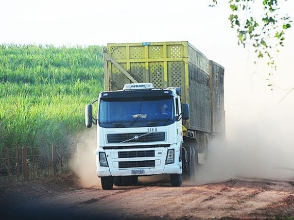 Justi�a apreende caminh�es do Grupo Clealco por d�vida com banco