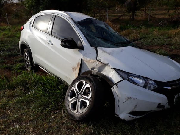 Ve�culo de Osvaldo Cruz capota na SP-294 em Iacri