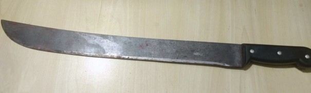 Marido fica enciumado com conversa de mulher com outro homem e atinge v�timas com golpes de fac�o