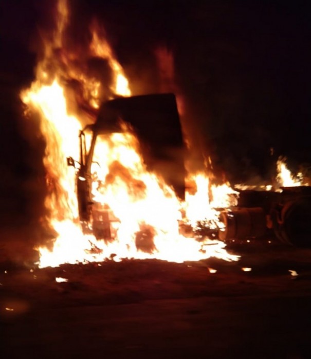 Inc�ndio destr�i caminh�o em Irapuru