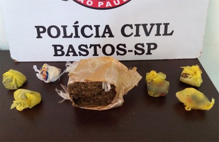 Polícia Civil de Bastos prende mulher e apreende mais de meio quilo de maconha