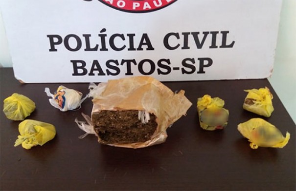Polcia Civil de Bastos prende mulher e apreende mais de meio quilo de maconha