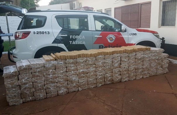 Carro furtado repleto de tabletes de maconha  parado em blitz da Polcia Militar em Paulicia