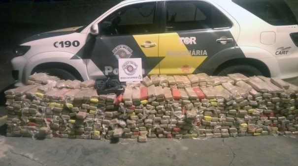 Casal  preso com mais de 780 kg de maconha, pistola e carregadores