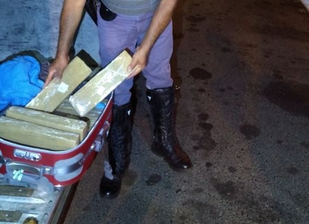 Mulher é presa por tráfico com quase 15 quilos de maconha em mala