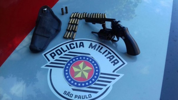 Aps denncia  PM, revlver e munies so retirados de circulao e homem  detido em Adamantina