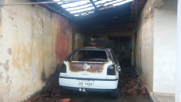 Veculo pega fogo na garagem de residncia em Osvaldo Cruz