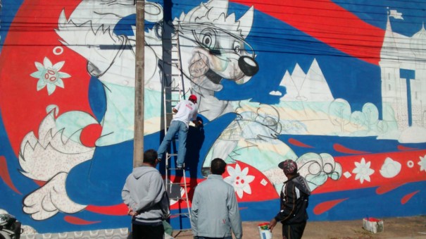 Artistas ilustram muro da Vila Esperana para a Copa do Mundo 2018