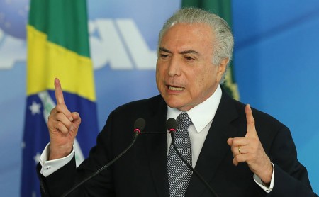 Em nova tentativa de pôr fim à greve de caminhoneiros, Temer anuncia redução de R$ 0,46 no litro do diesel por 60 dias