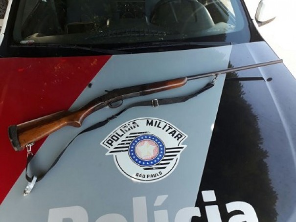 PM apreende espingarda em propriedade rural de Junqueir�polis