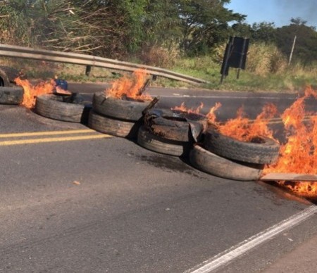 URGENTE - Protesto de caminhoneiros ateia fogo em pneus e bloqueia o trânsito na SP-294