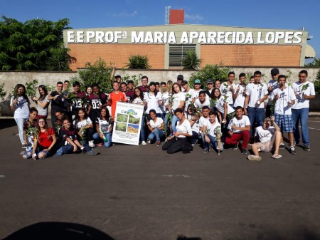 Alunos da Escola Estadual Maria Ap. Lopes distribuem mudas de árvores em Projeto Ambiental