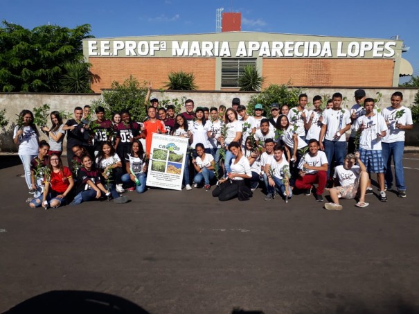Alunos da Escola Estadual Maria Ap. Lopes distribuem mudas de rvores em Projeto Ambiental