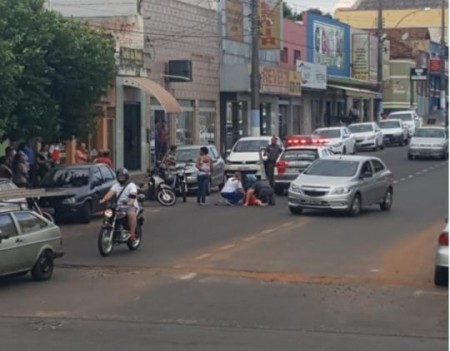 Adolescente é socorrido com cortes na cabeça após ser atropelado por motocicleta em Osvaldo Cruz