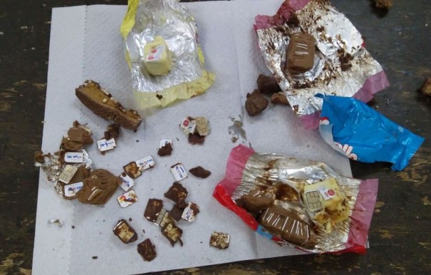 Visitantes s�o flagradas ao tentar entrar em penitenci�rias com chips em chocolates e bolos recheados de maconha