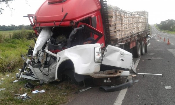 Jovem de 25 anos morre em grave acidente entre camionete e caminho 