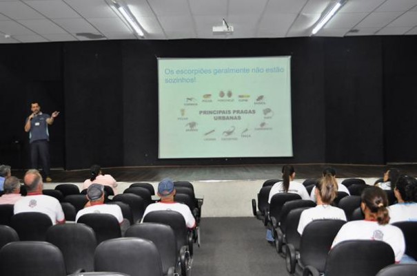 Agentes de sa�de recebem capacita��o sobre controle e manejo de escorpi�es em ambiente urbanizado 