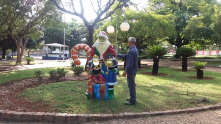 Decoração de Natal já está sendo instalada no centro da cidade em OC