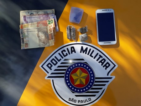 Polícia Rodoviária aborda ônibus na SP-425 e flagra passageiro com droga