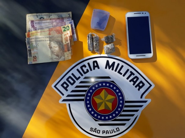 Polcia Rodoviria aborda nibus na SP-425 e flagra passageiro com droga